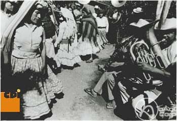 Mujeres tlahuitoltepecanas bailando